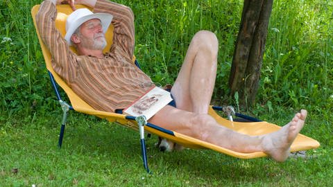 Mähfreier Mai: Ein älterer Mann liegt entspannt auf einer Sonnenliege im Garten. (Foto: picture-alliance / Reportdienste, picture alliance / Bildagentur-online/Beg | -)