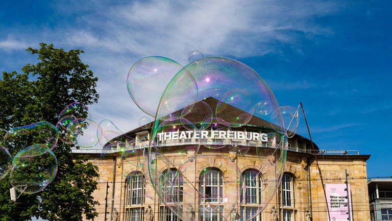 Das Freiburger Stadttheater hat den neuen Spielplan präsentiert.