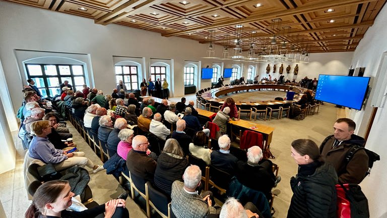 Bis auf den letzten Platz waren die Besucherränge im großen Sitzungssaal des Ulmer Rathauses besetzt. Seit drei Monaten diskutieren wird über die Unterbringung von Geflüchteten in Wiblingen diskutiert.