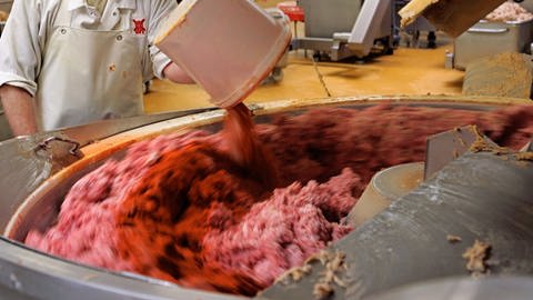 Mitarbeiter einer Wurstfabrik in Bad Zwischenahn der Fleischmischung zur Teewurst-Produktion ausgewählte bei Teewurst-Mischung (Foto: dpa Bildfunk, Picture Alliance)
